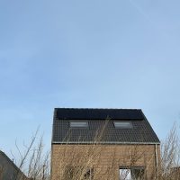 zonnepanelen op hellend dak plaatsen