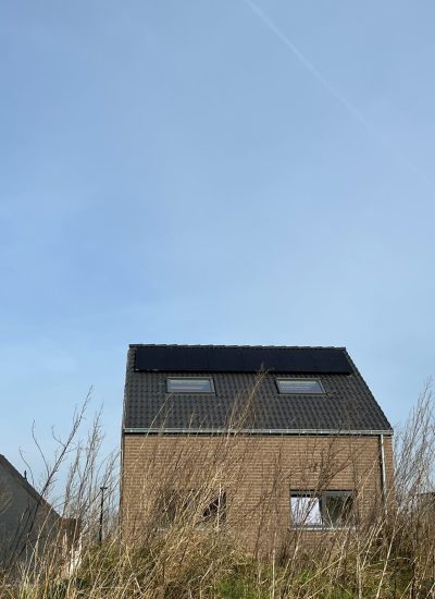 zonnepanelen op hellend dak plaatsen